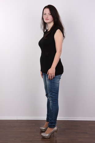 3. Download full pics of model Marie (21) from czechcasting.com