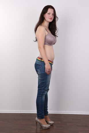 5. Download full pics of model Marie (21) from czechcasting.com
