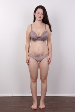 7. Download full pics of model Marie (21) from czechcasting.com