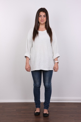 2. Download full pics of model Marina (18) from czechcasting.com