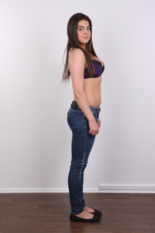5. Download full pics of model Marina (18) from czechcasting.com