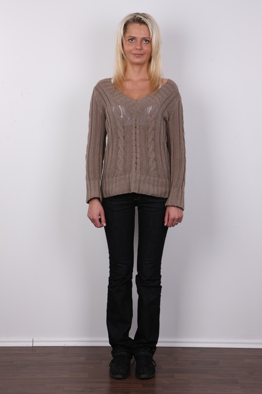 2. Download full pics of Linda (33) from czechcasting.com