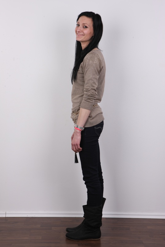 3. Download full pics of Dana (22) from czechcasting.com