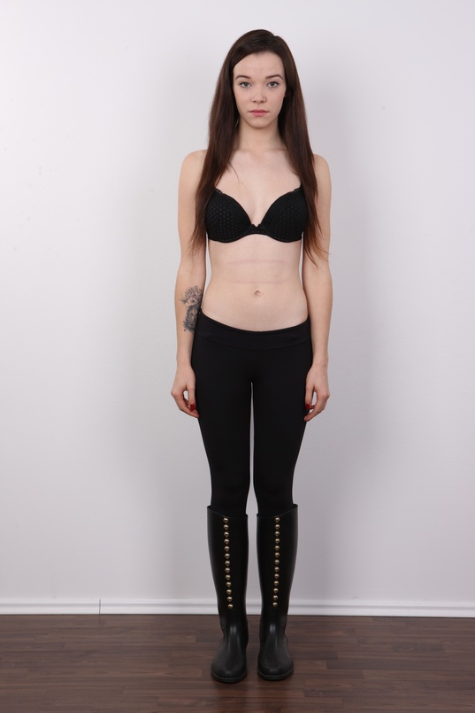 4. Download full pics of Eliska (19) from czechcasting.com