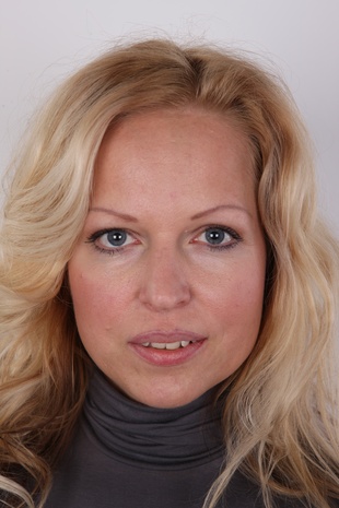 1. Download full pics of model Renata (35) from czechcasting.com