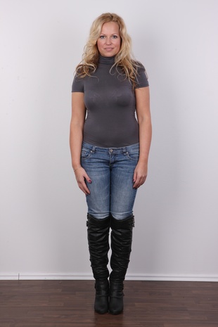 2. Download full pics of model Renata (35) from czechcasting.com
