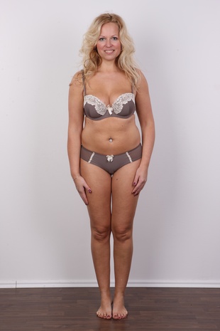 6. Download full pics of model Renata (35) from czechcasting.com
