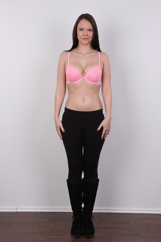 4. Download full pics of Hanka (22) from czechcasting.com