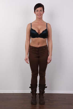 4. Download full pics of model Petra (30) from czechcasting.com