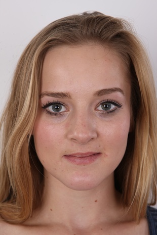 1. Download full pics of model Anna (20) from czechcasting.com