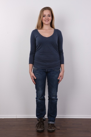 2. Download full pics of model Anna (20) from czechcasting.com
