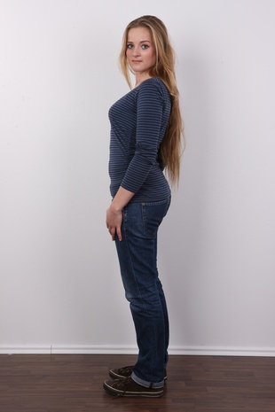 3. Download full pics of model Anna (20) from czechcasting.com