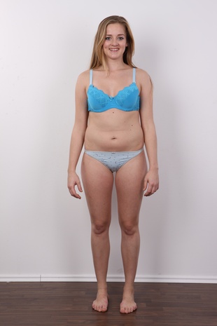 7. Download full pics of model Anna (20) from czechcasting.com