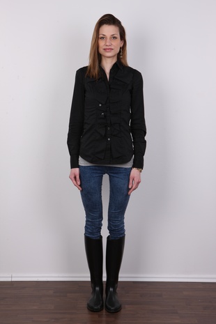 2. Download full pics of model Nikola (20) from czechcasting.com