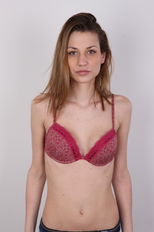 6. Download full pics of model Nikola (20) from czechcasting.com