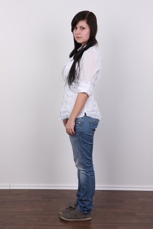 3. Download full pics of model Zuzana (20) from czechcasting.com