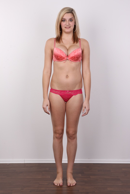 7. Download full pics of Zuzana (23) from czechcasting.com