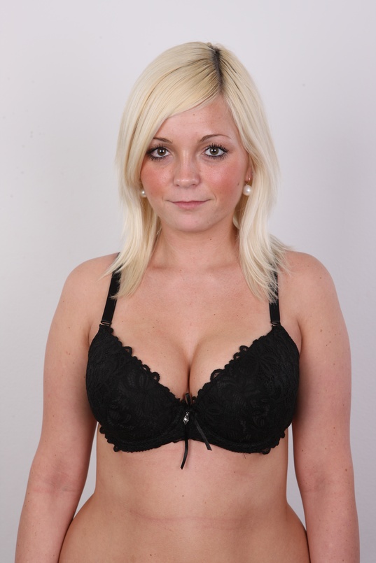 6. Download full pics of Nikola (21) from czechcasting.com