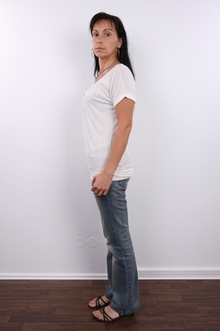 3. Download full pics of model Eliska (35) from czechcasting.com