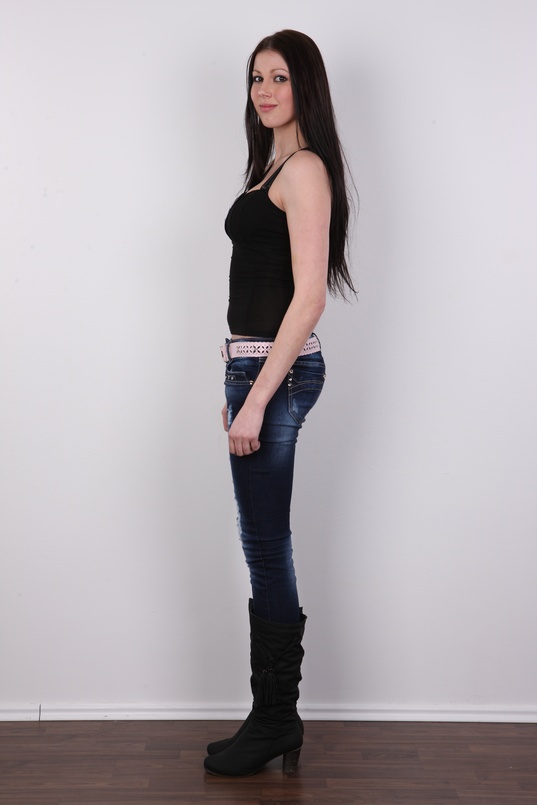 3. Download full pics of Mila (19) from czechcasting.com