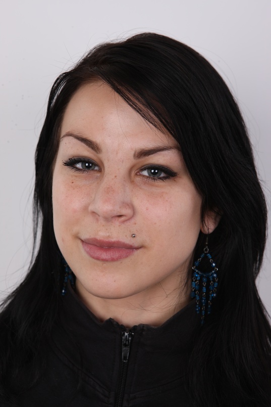 1. Download full pics of Tereza (23) from czechcasting.com