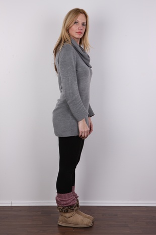 4. Download full pics of model Dita (33) from czechcasting.com