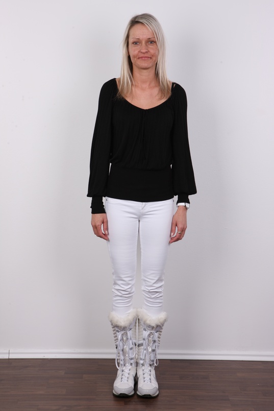 1. Download full pics of Martina (36) from czechcasting.com