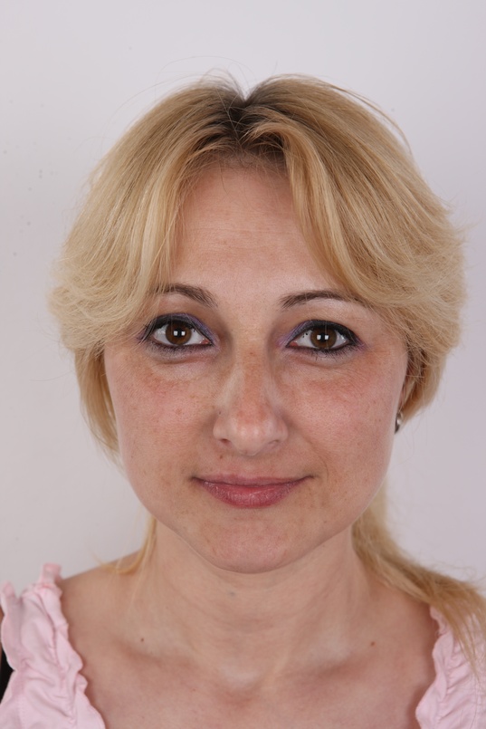 1. Download full pics of Jana (34) from czechcasting.com