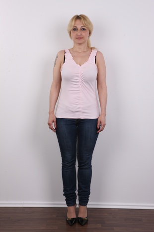 2. Download full pics of model Jana (34) from czechcasting.com