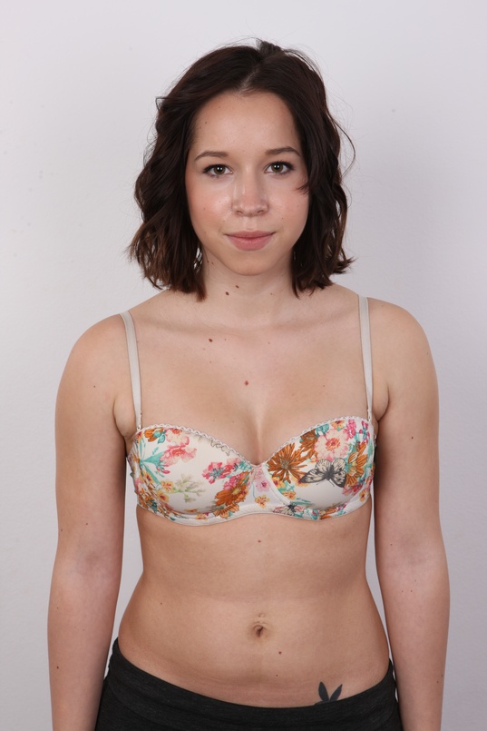 6. Download full pics of Simona (19) from czechcasting.com