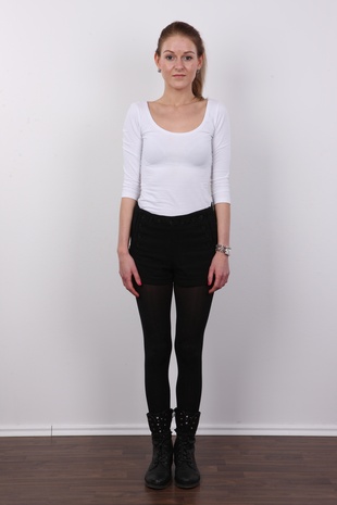 2. Download full pics of model Nikola (23) from czechcasting.com