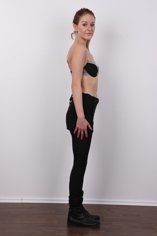 5. Download full pics of model Nikola (23) from czechcasting.com