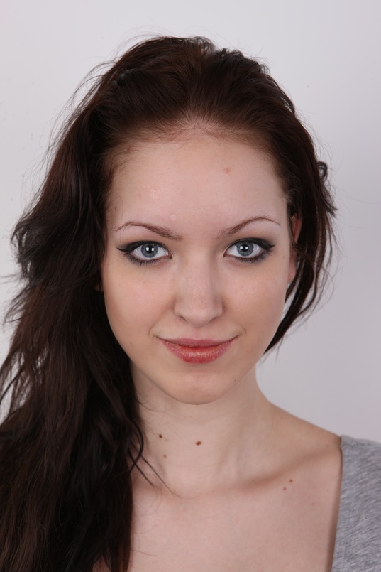 1. Download full pics of Kristyna (18) from czechcasting.com