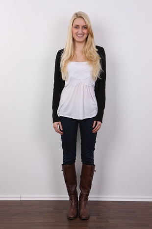 2. Download full pics of model Eva (19) from czechcasting.com