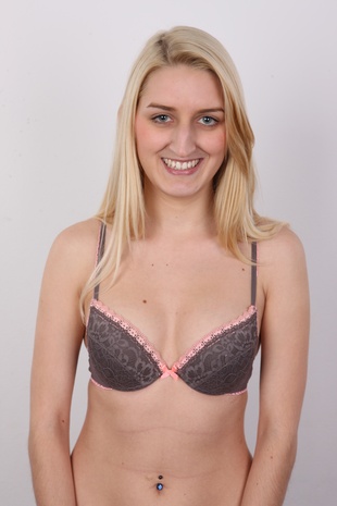 6. Download full pics of model Eva (19) from czechcasting.com