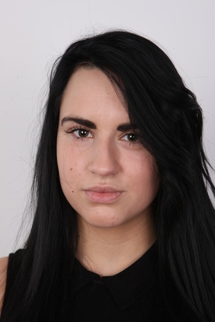 1. Download full pics of model Natalie (18) from czechcasting.com