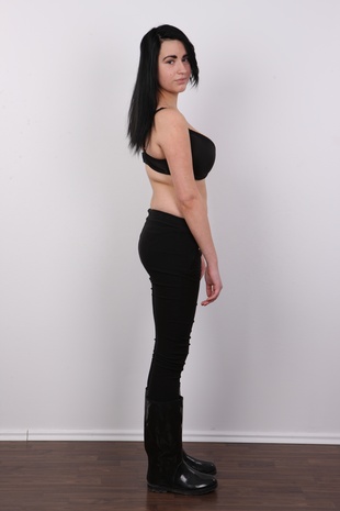 5. Download full pics of model Natalie (18) from czechcasting.com