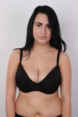 6. Download full pics of model Natalie (18) from czechcasting.com