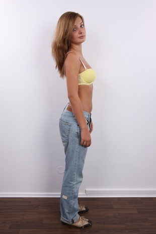 7. Download full pics of model Zuzana (20) from czechcasting.com