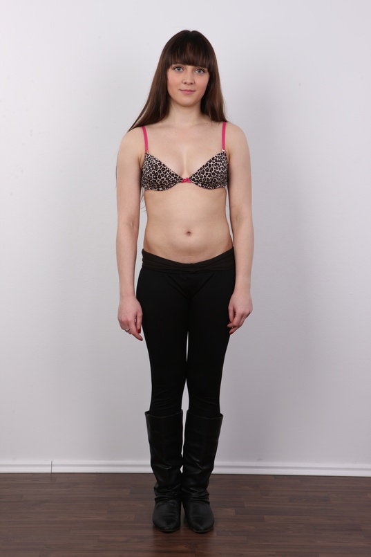 4. Download full pics of Veronika (21) from czechcasting.com