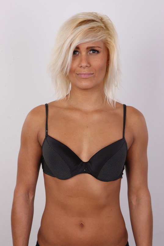 6. Download full pics of Denisa (29) from czechcasting.com