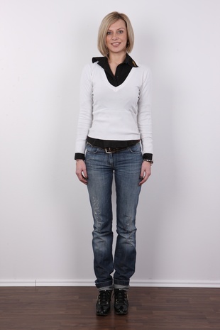 2. Download full pics of model Zaneta (29) from czechcasting.com