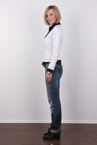 3. Download full pics of model Zaneta (29) from czechcasting.com
