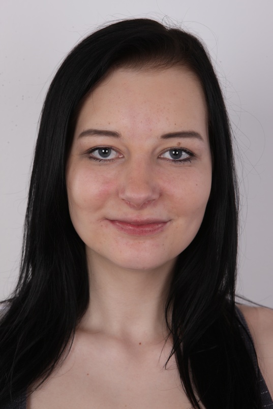 1. Download full pics of Jana (20) from czechcasting.com