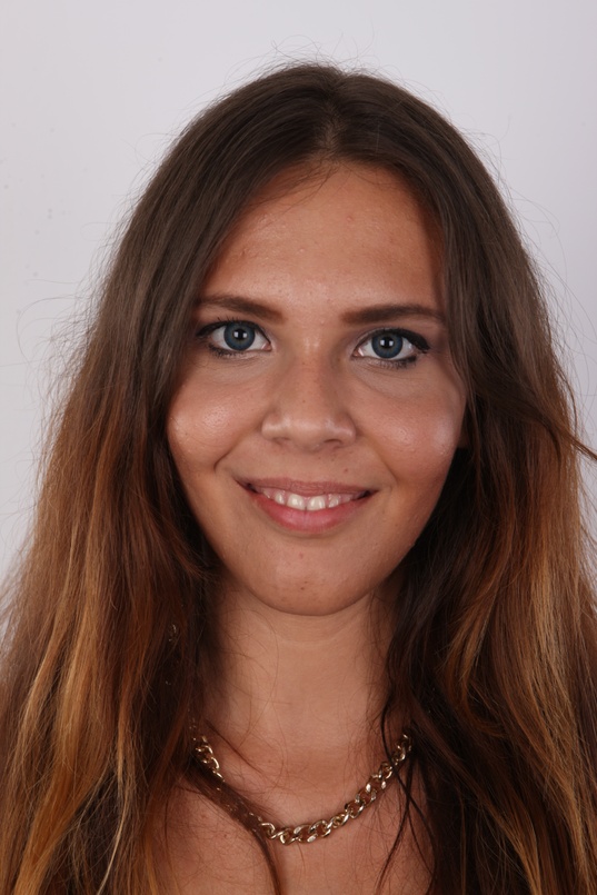 1. Download full pics of Aneta (21) from czechcasting.com