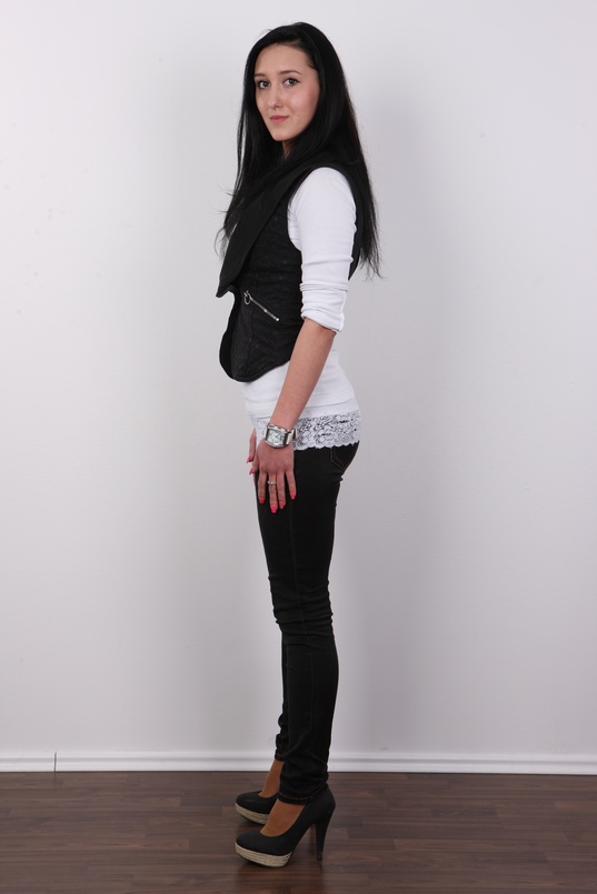 3. Download full pics of Hana (19) from czechcasting.com