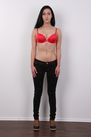 4. Download full pics of model Hana (19) from czechcasting.com