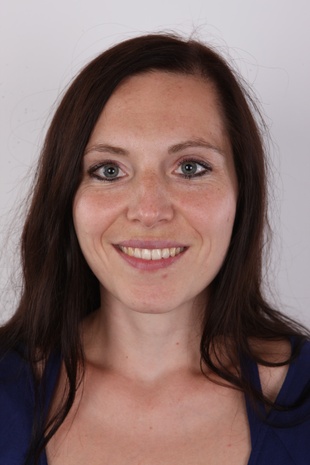 1. Download full pics of model Vendula (29) from czechcasting.com