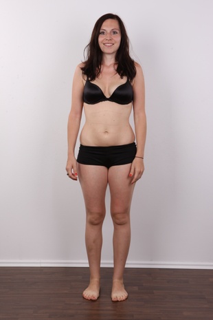 4. Download full pics of model Vendula (29) from czechcasting.com