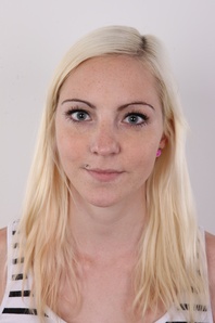 1. Download full pics of Zdenka (19) from czechcasting.com